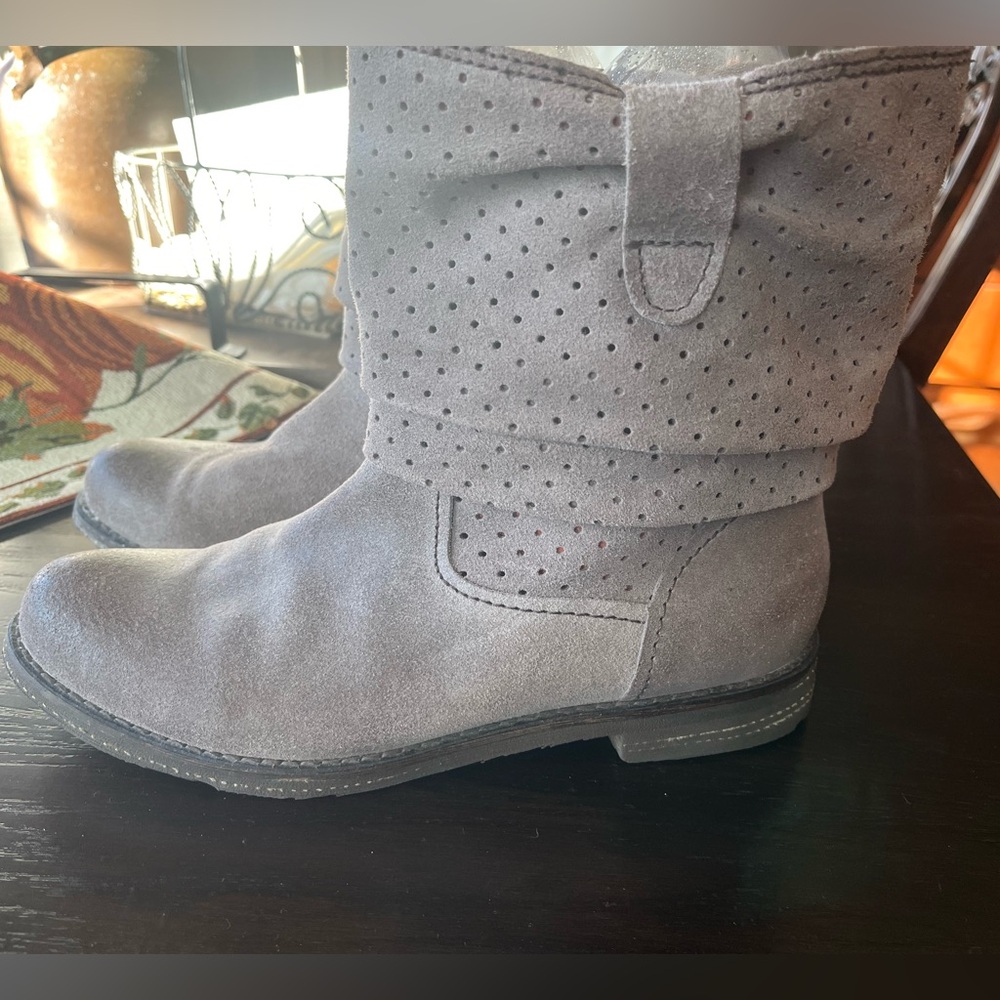 OTBT Poulsbo perforated suede slouch boots grey taupe sz 8 like new